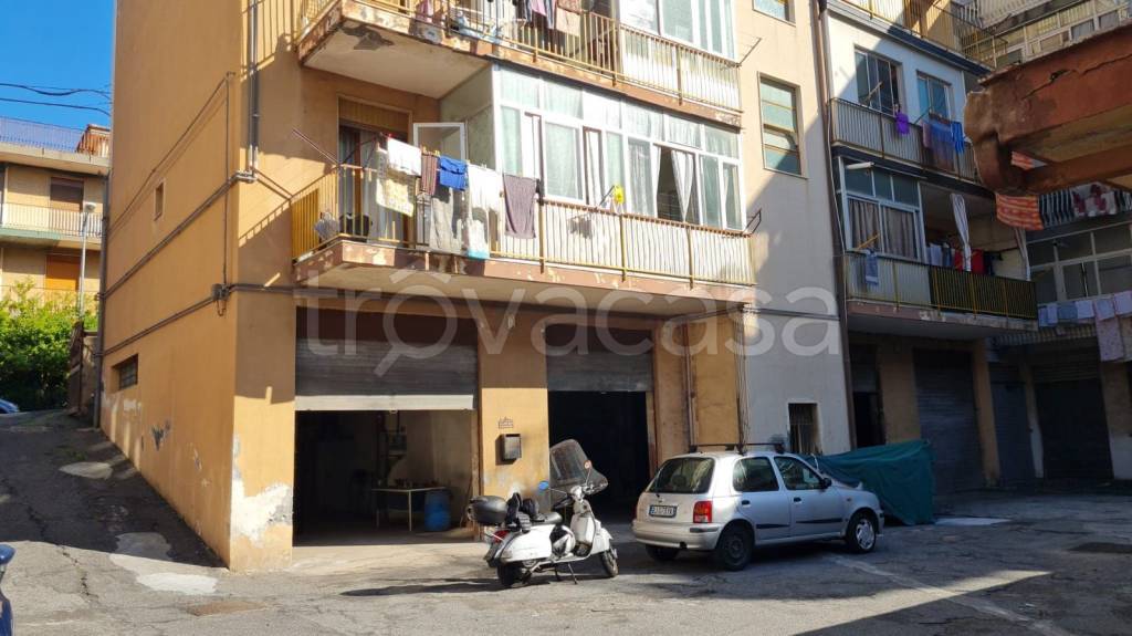 Garage in affitto ad Aci Catena via Giacomo Matteotti, 36