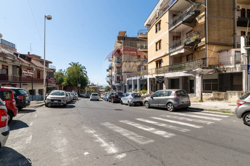 Negozio in vendita a Gravina di Catania viale dell'Autonomia, 33