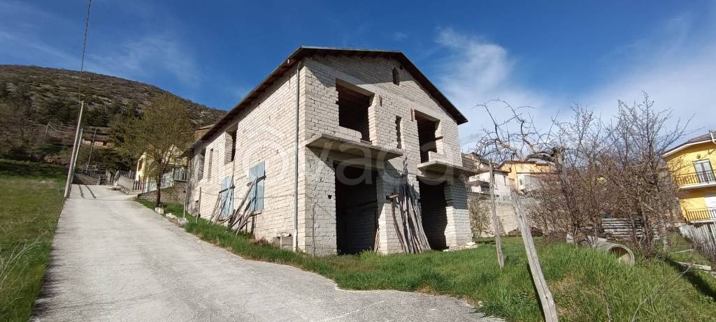 Villa in vendita a L'Aquila via Collettara