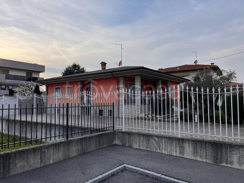 Villa in vendita ad Azzano San Paolo via I Maggio, 6