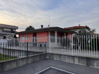 Villa in vendita ad azzano san paolo via i maggio, 6