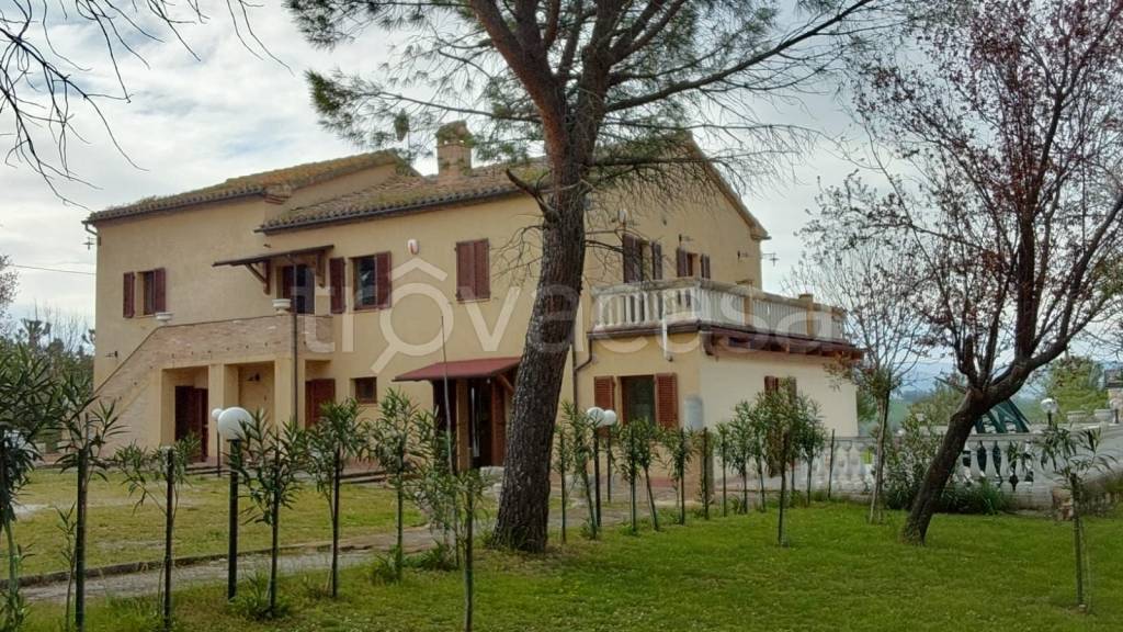 Villa Bifamiliare in vendita a Camporotondo di Fiastrone
