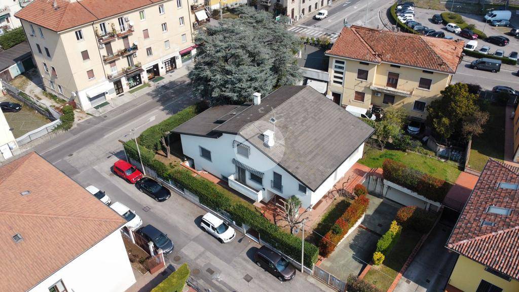 Villa in vendita a Verona via Alfonsine, 1