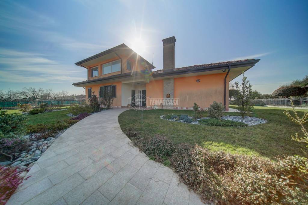 Villa in vendita a Pombia via Monte Bianco
