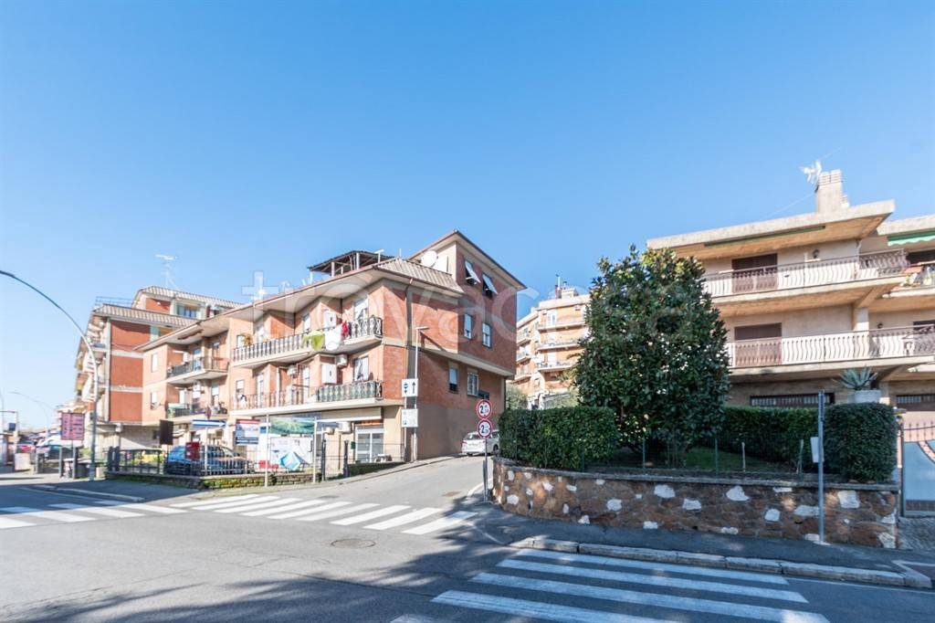 Appartamento in vendita a Colonna via Capocroce
