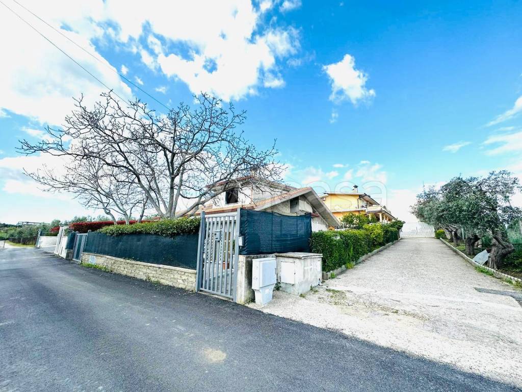 Villa in vendita a Guidonia Montecelio via Giuseppe Gioachino Belli, 34
