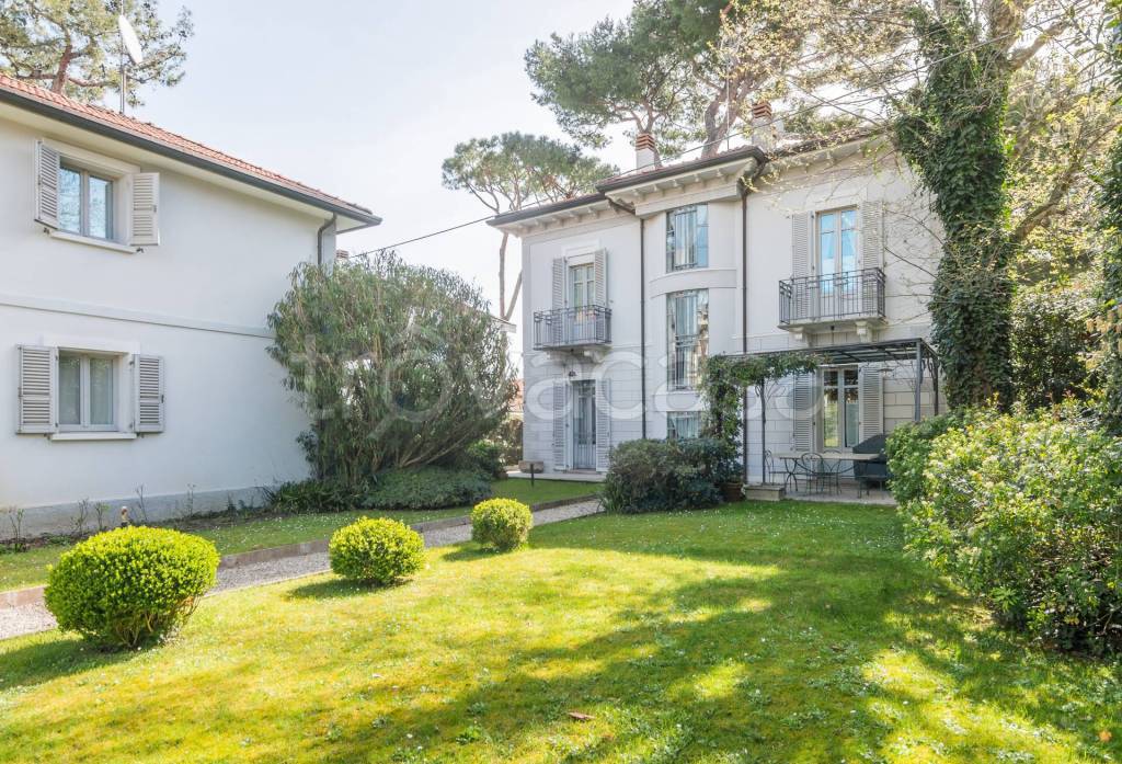Villa in vendita a Riccione viale Francesco Baracca, 36