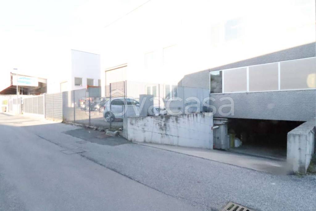 Garage in vendita a Follo via Trieste