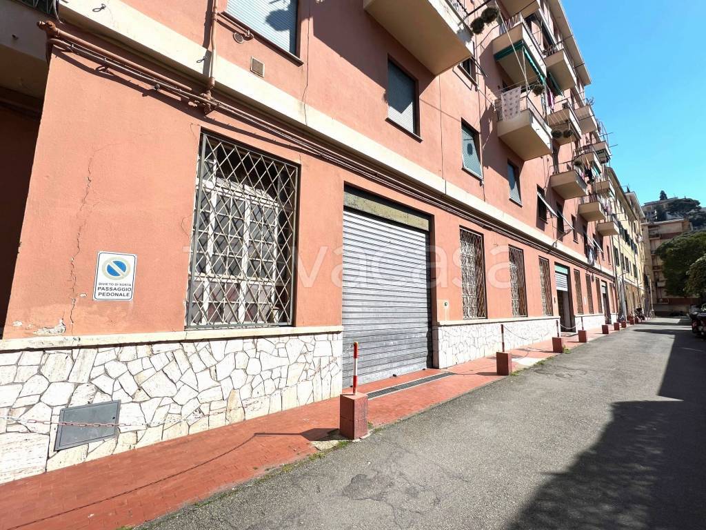 Garage in vendita a Genova via del Commercio, 30a