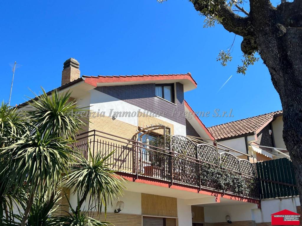 Villa Bifamiliare in vendita a Fiumicino via Cupra Marittima