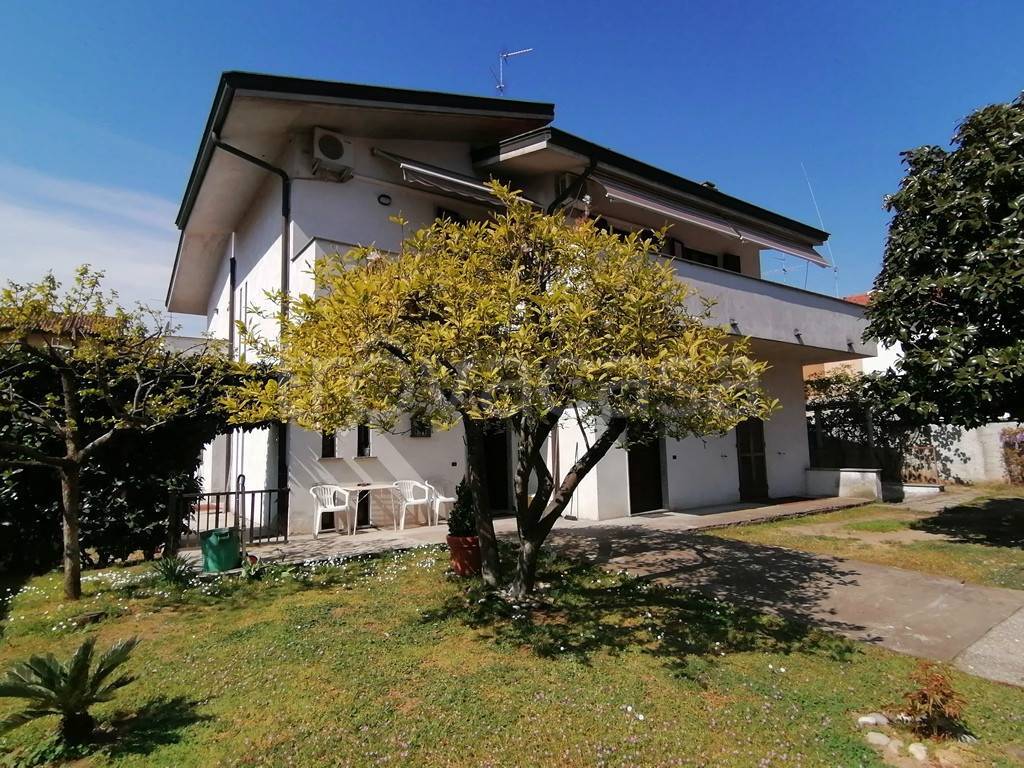 Villa Bifamiliare in vendita a Vigevano via Puglie