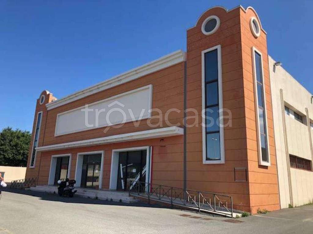 Magazzino in vendita a Cagliari viale Elmas 179