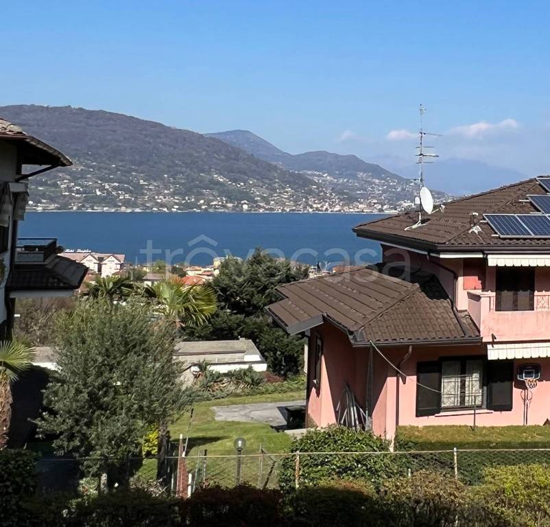 Appartamento in vendita a Baveno via degli Alpini, 6
