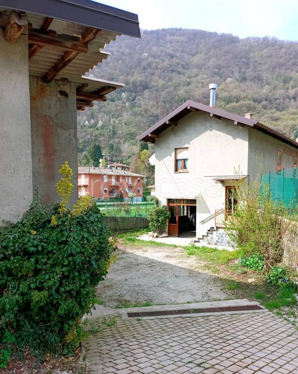 Casa Indipendente in vendita a Valbrona via Ponte di Castello