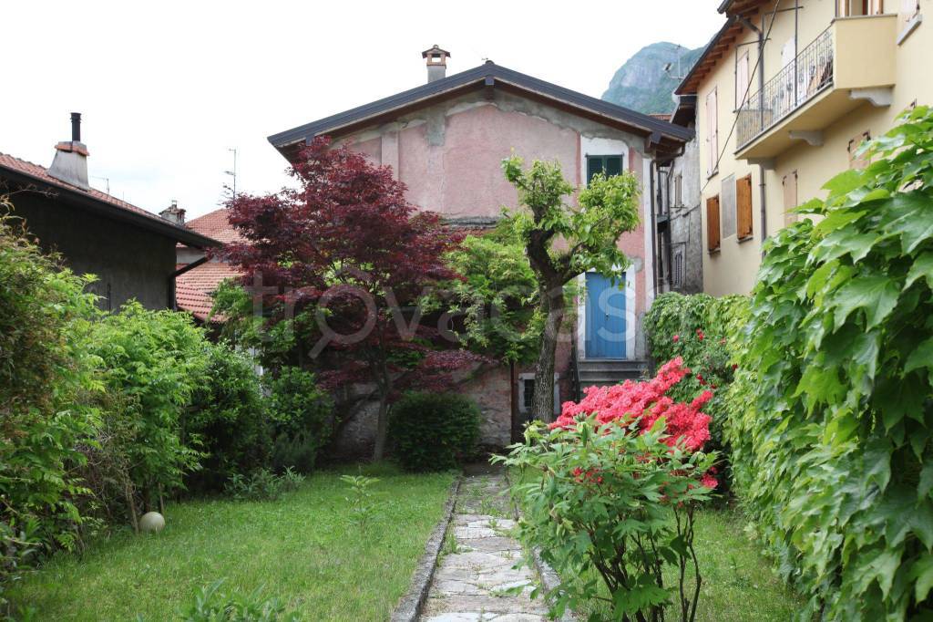 Casa Indipendente in in vendita da privato a Oliveto Lario via Trieste Loc. Vassena, 4