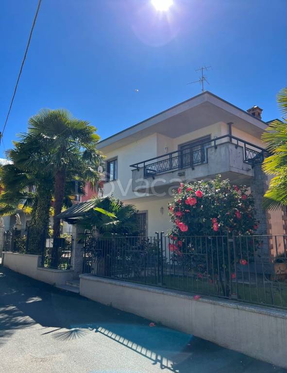Villa Bifamiliare in in vendita da privato a Lavena Ponte Tresa via Zoni, 71