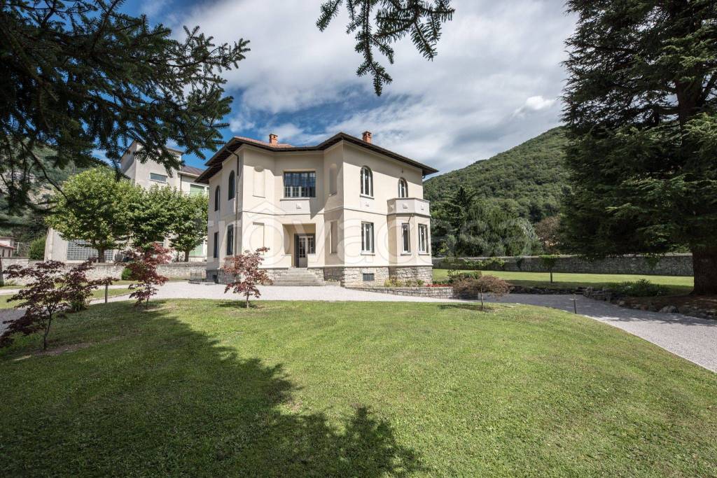 Villa in in vendita da privato a Canzo via Alessandro Volta, 13