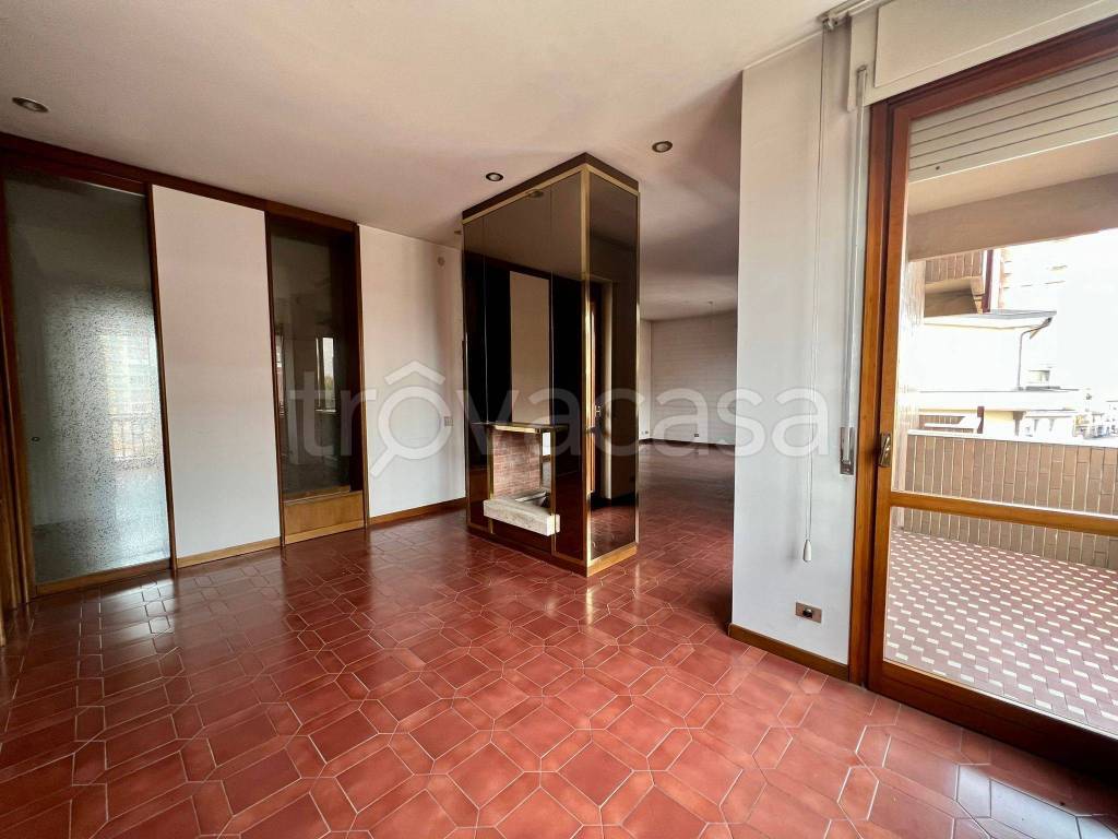 Appartamento in vendita a Seregno via Amatore Sciesa, 6