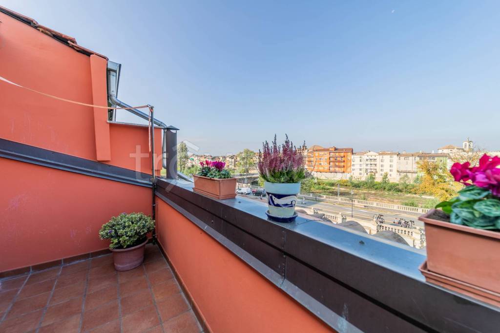 Appartamento in vendita a Parma piazza Ghiaia, 39
