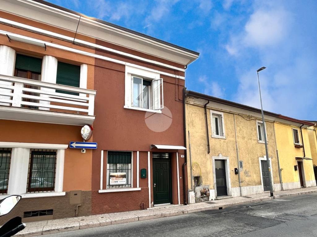 Casa Indipendente in vendita a Verona via Antonio Salieri, 56