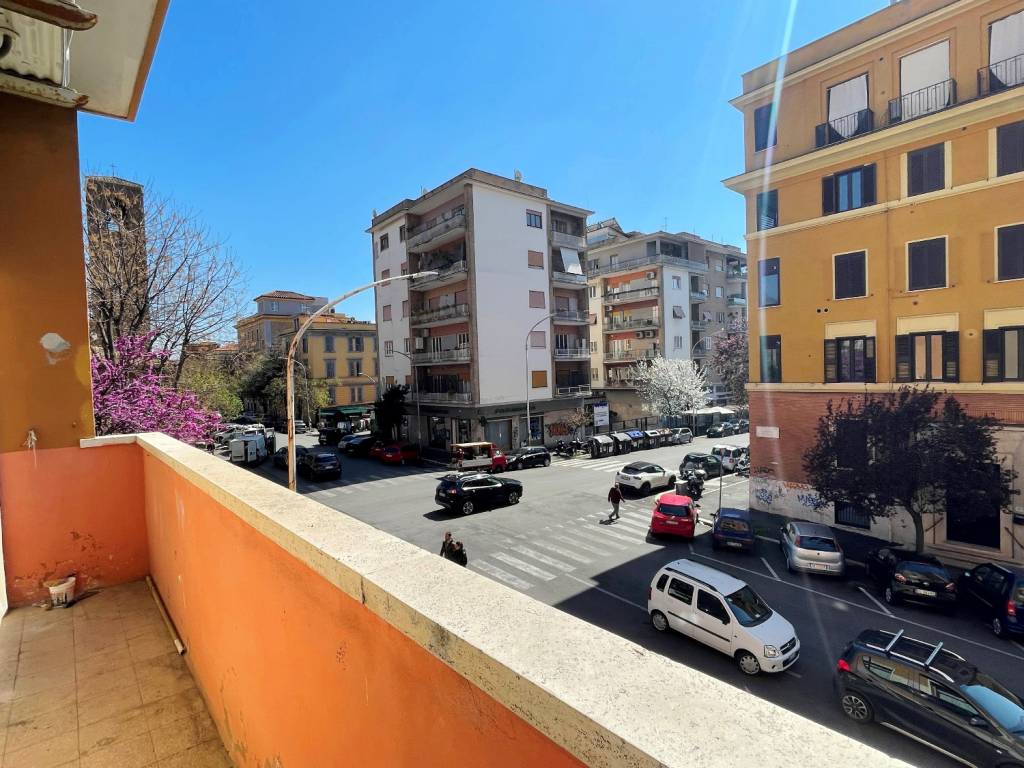 Appartamento in vendita a Roma via Anton Giulio Barrili