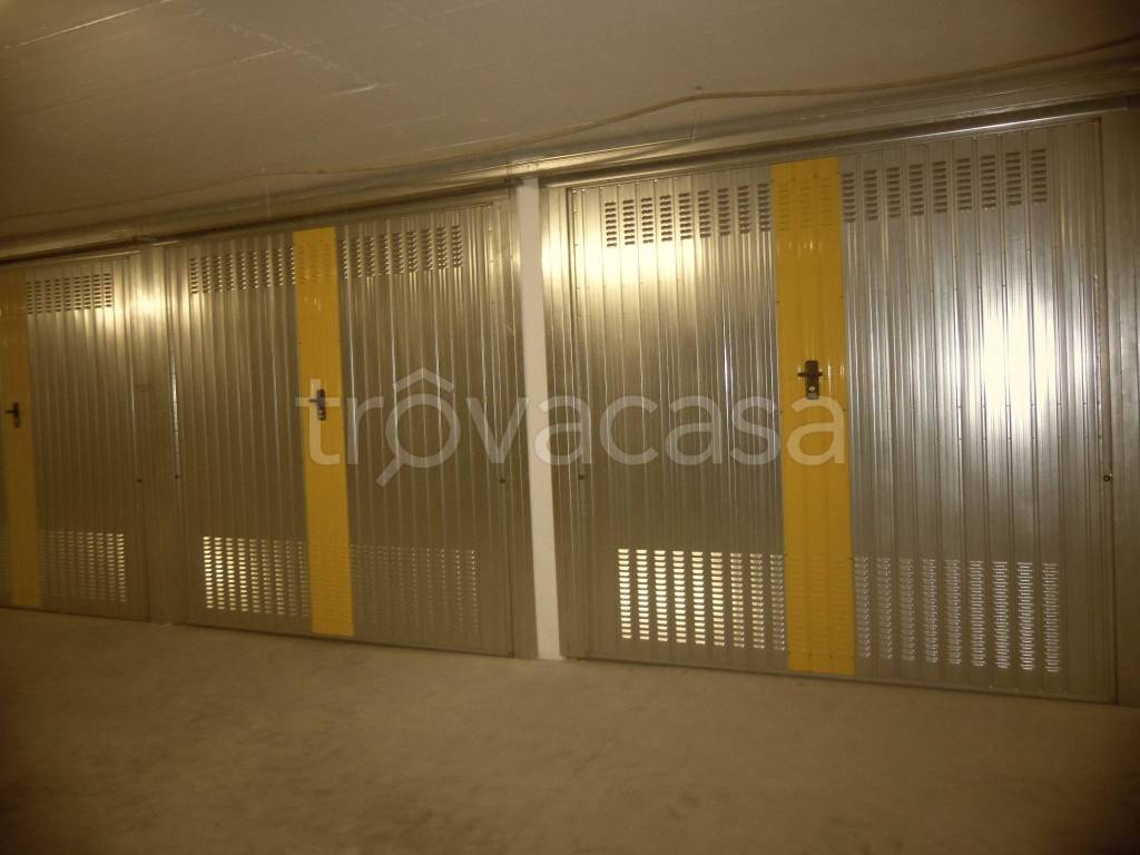 Garage in vendita a Monza via Luca della Robbia