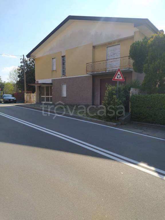 Villa in vendita a Gavirate viale dello Sport, 3