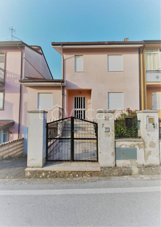 Villa in vendita a Conza della Campania via Benvenuto Celllini, 24