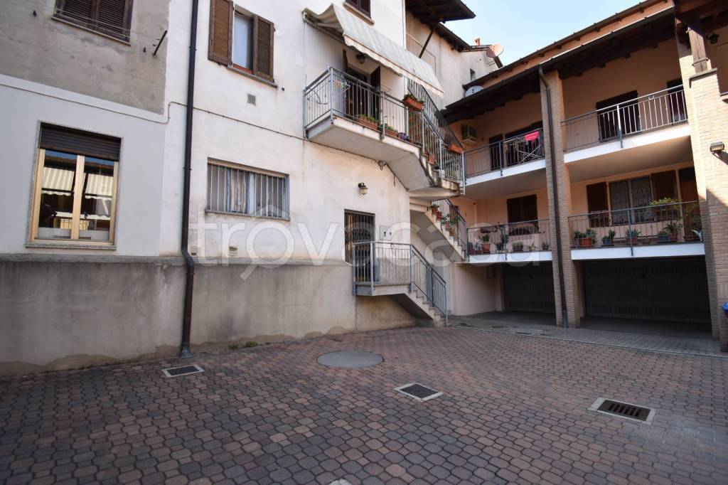 Appartamento in vendita a Bernareggio via Manzoni, 9