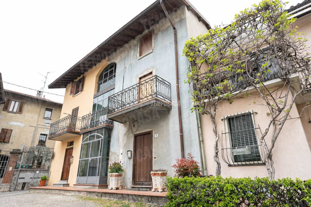 Appartamento in vendita a Lurago d'Erba via Camillo Benso di Cavour 9