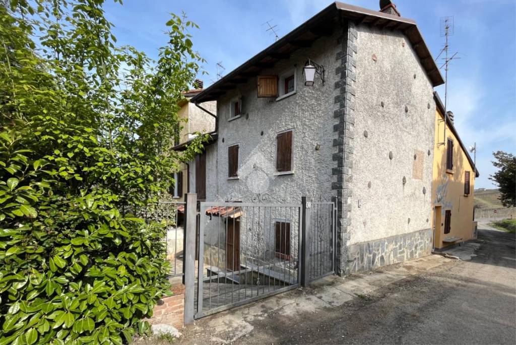 Casa Indipendente in vendita a Santa Maria della Versa località Valdamonte, 48
