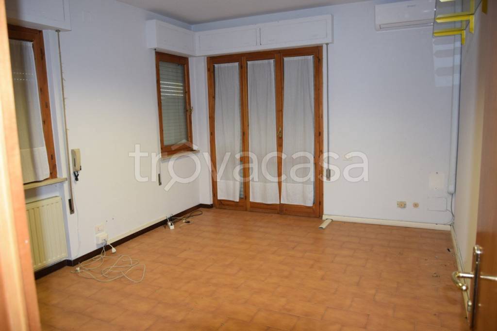 Ufficio in affitto a Foligno via Oslavia