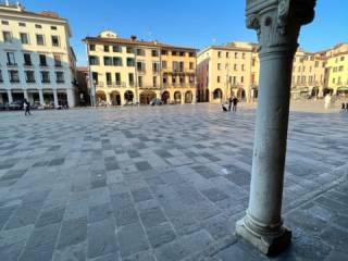 Negozio in affitto a padova piazza dei frutti