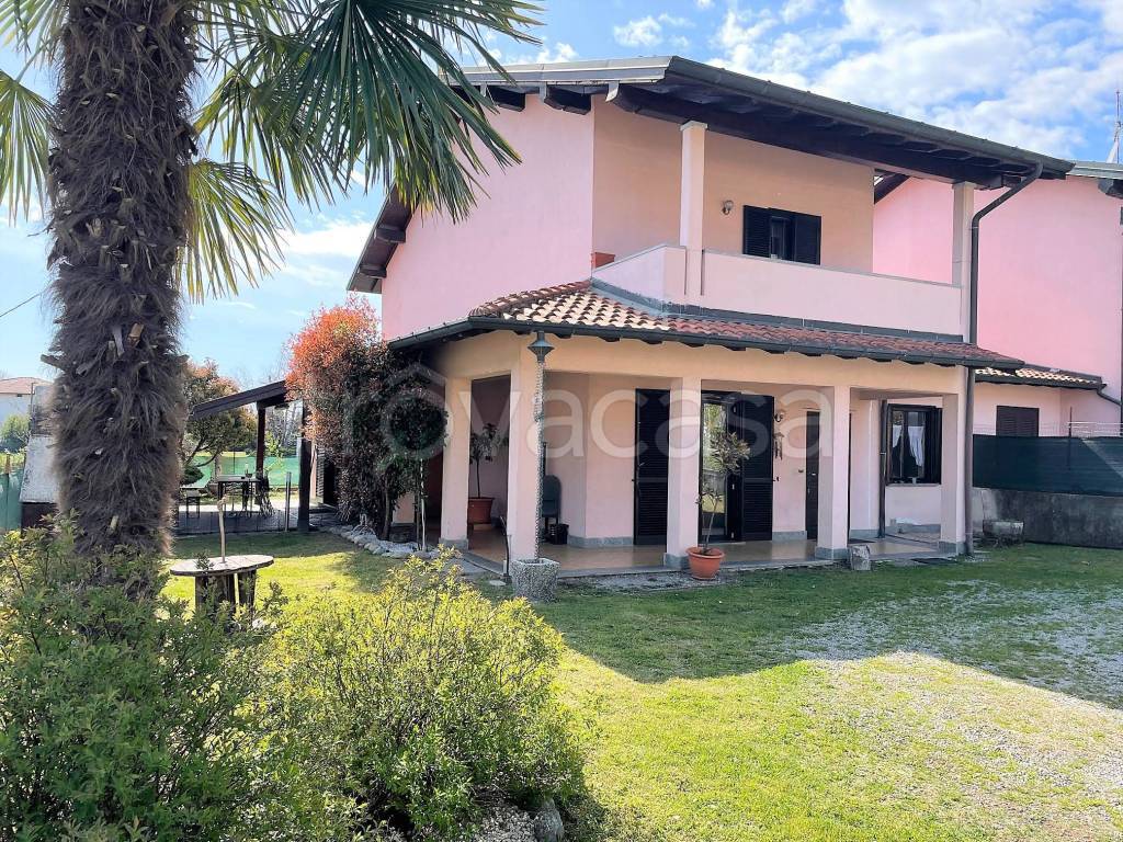 Villa Bifamiliare in vendita a Caravate via 25 Aprile, 67