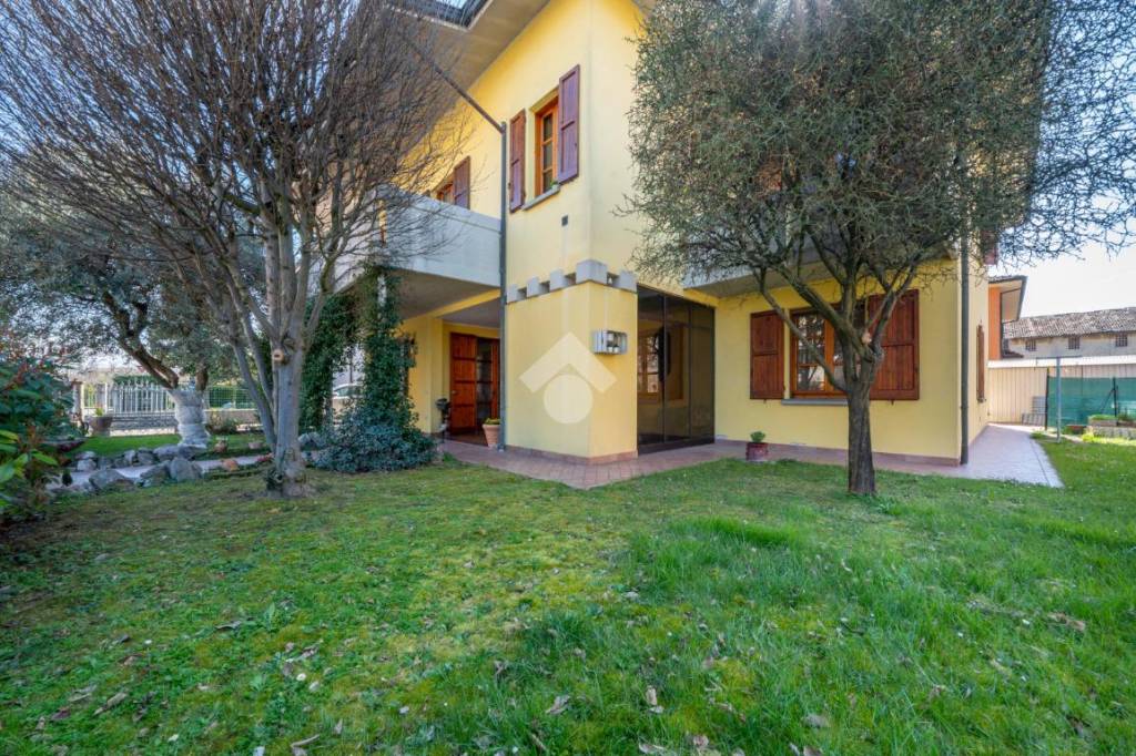 Villa Bifamiliare in vendita a Castelnovo di Sotto via Silvio d'Arzo, 5