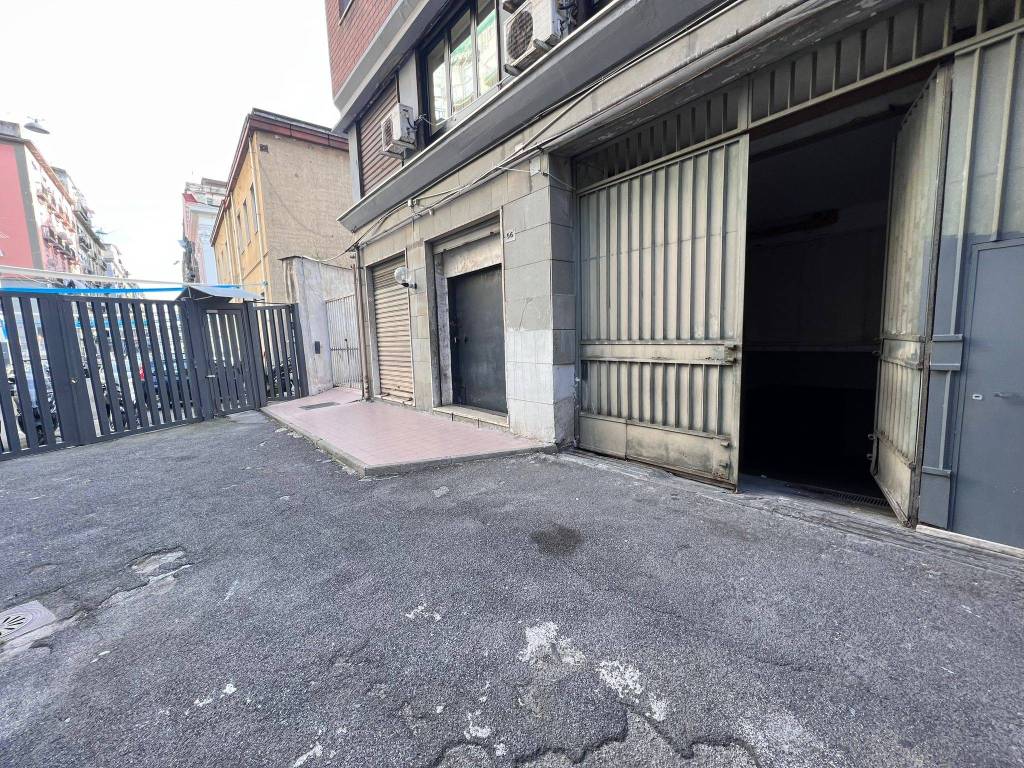Magazzino in vendita a Napoli via Milano, 57