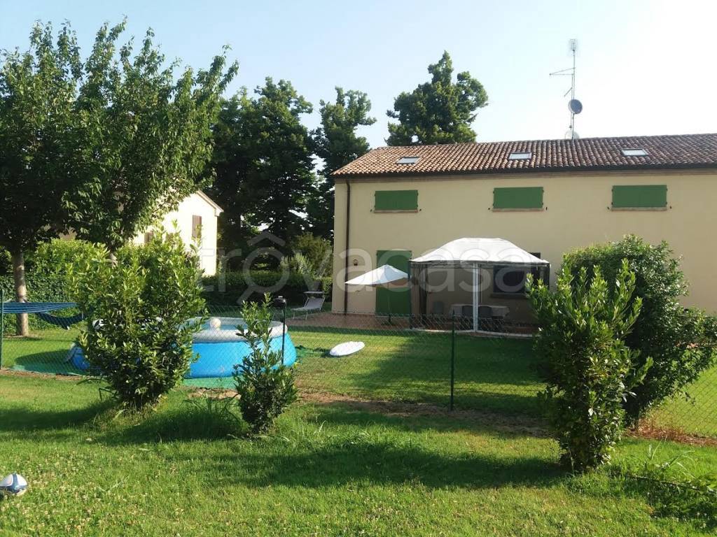 Villa Bifamiliare in vendita a Ferrara via Comacchio, 900
