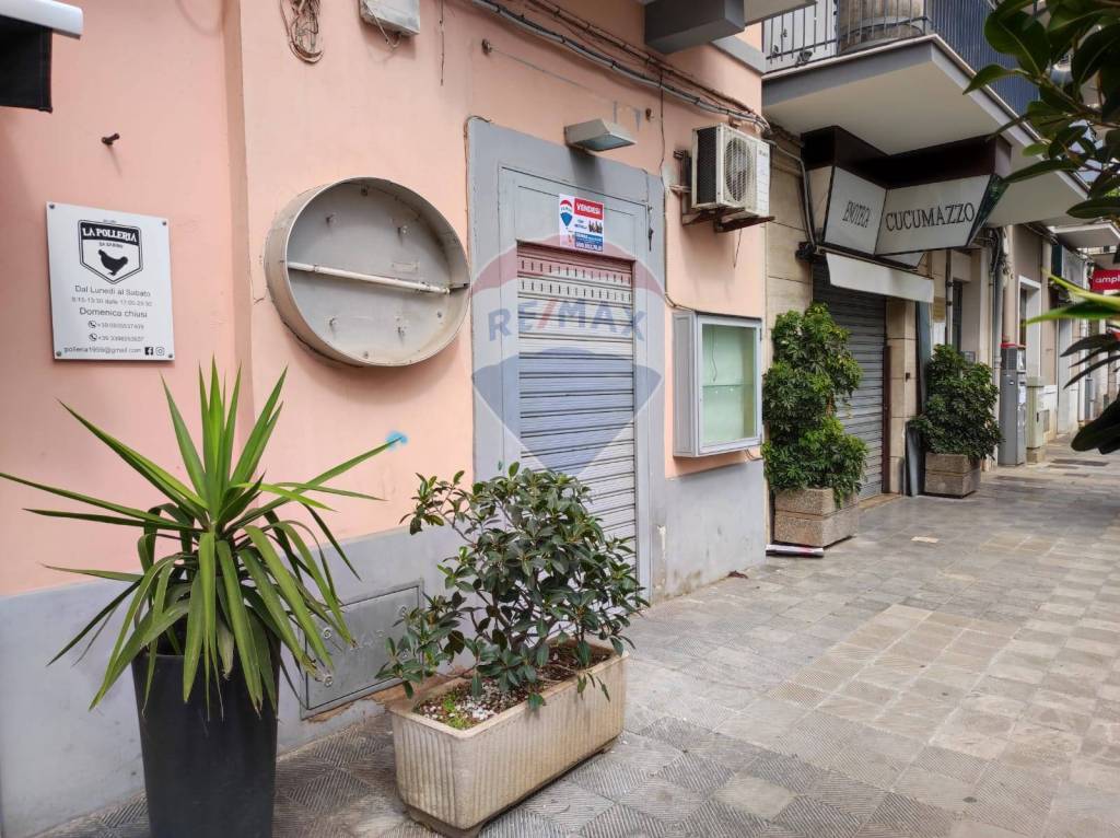 Negozio in vendita a Bari viale Japigia, 62