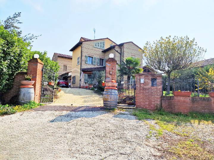 Casa Indipendente in vendita a Cella Monte regione Bocca