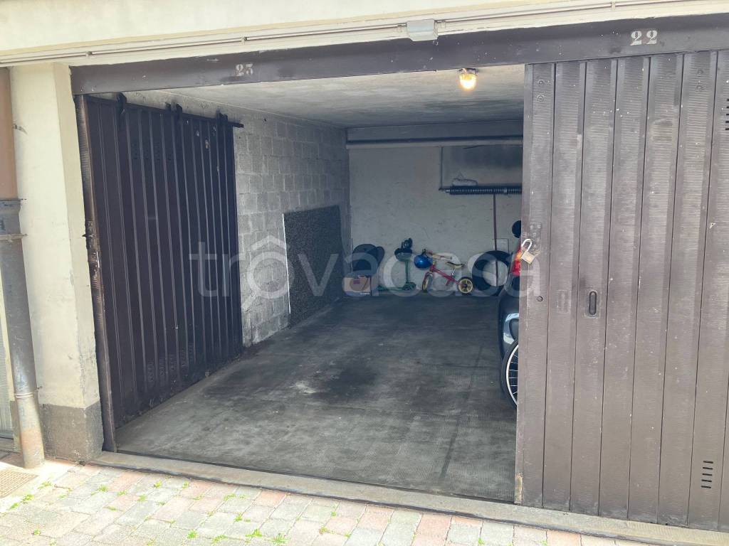 Garage in affitto a Como via Francesco Anzani, 40
