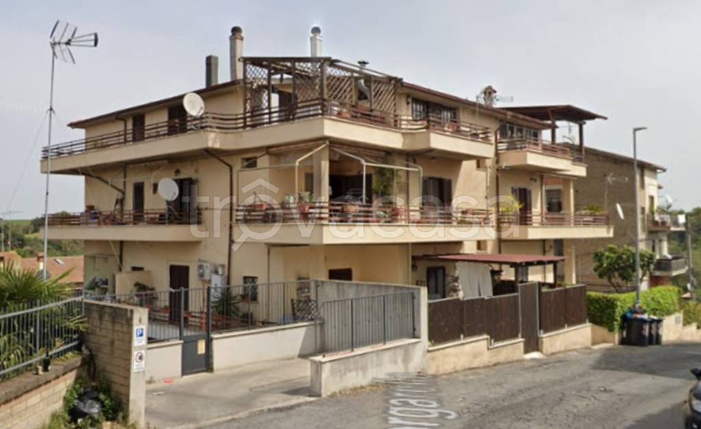 Appartamento in vendita a Roma via Borgarello