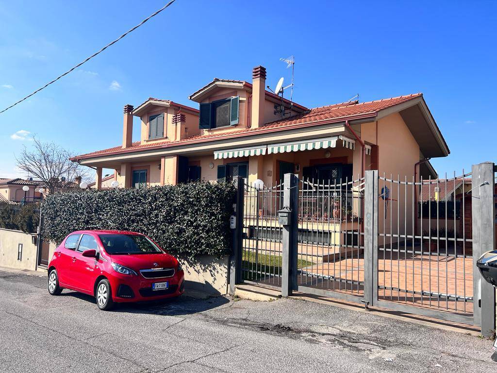 Villa Bifamiliare in vendita a Guidonia Montecelio via Olevano Romano