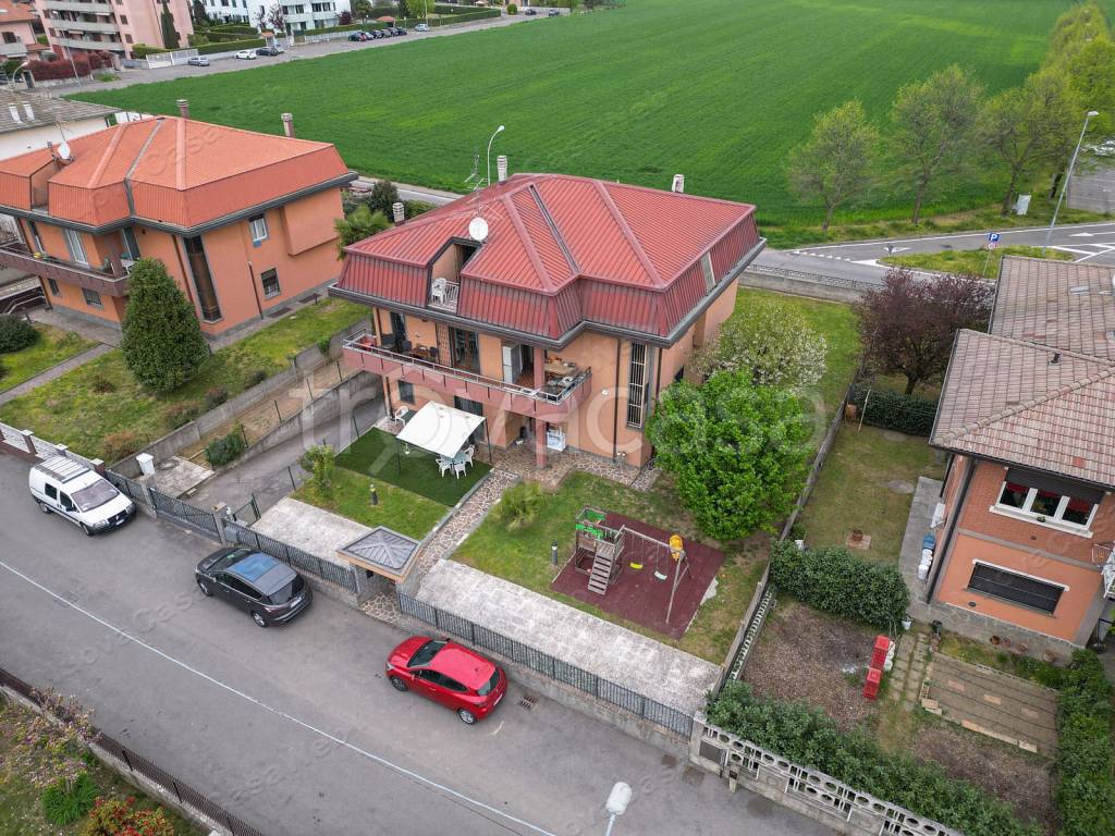 Villa Bifamiliare in vendita a Solaro via Nino Bixio, 2