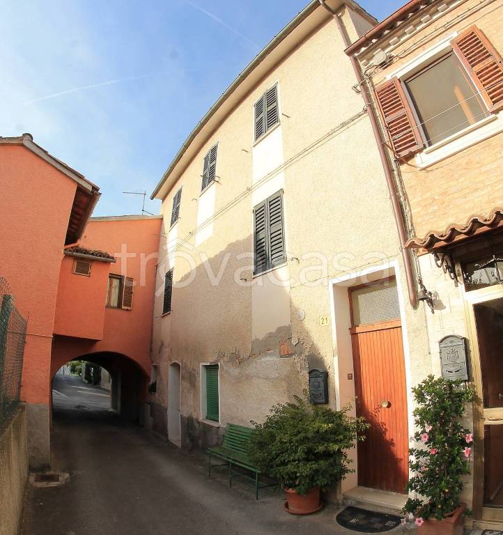 Casa Indipendente in vendita a Fabriano via Serramaggio