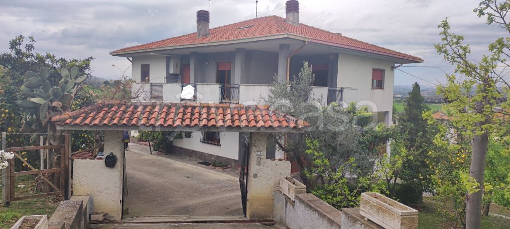 Villa Bifamiliare in vendita a Pineto via Provinciale per Casoli