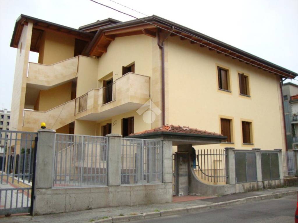 Garage in vendita a Senago via Enrico Fermi, 15