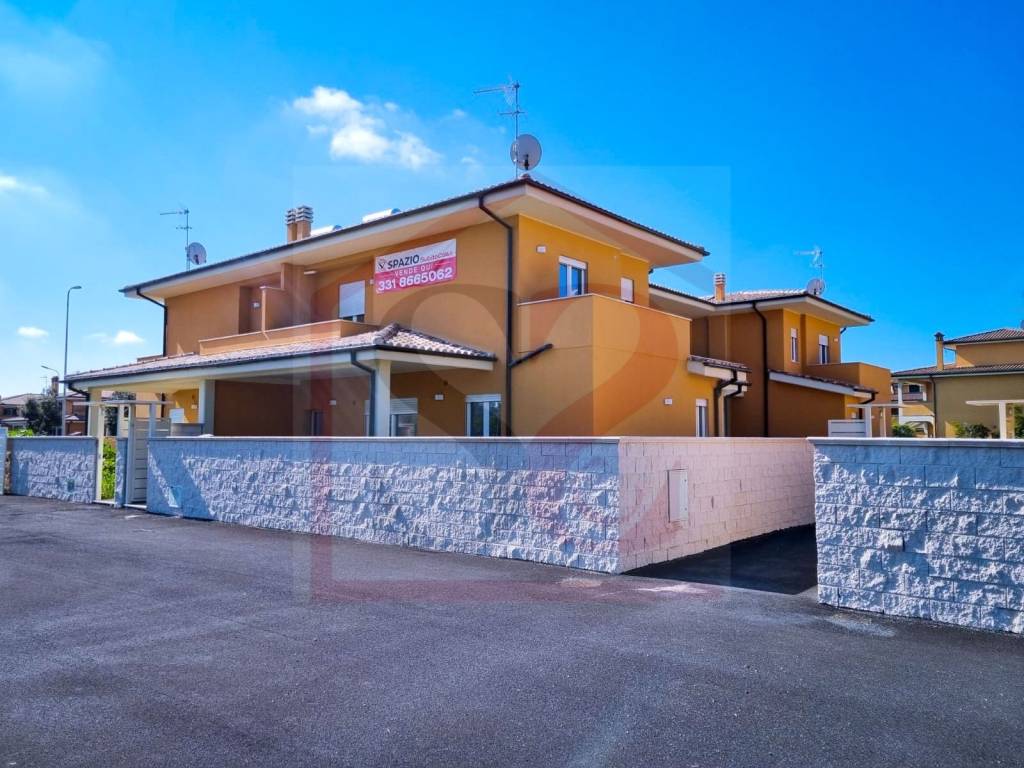 Villa Bifamiliare in vendita a Fiumicino via dei Falconieri