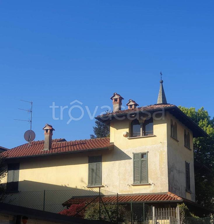 Villa in vendita a Besozzo via Luigi Roncari