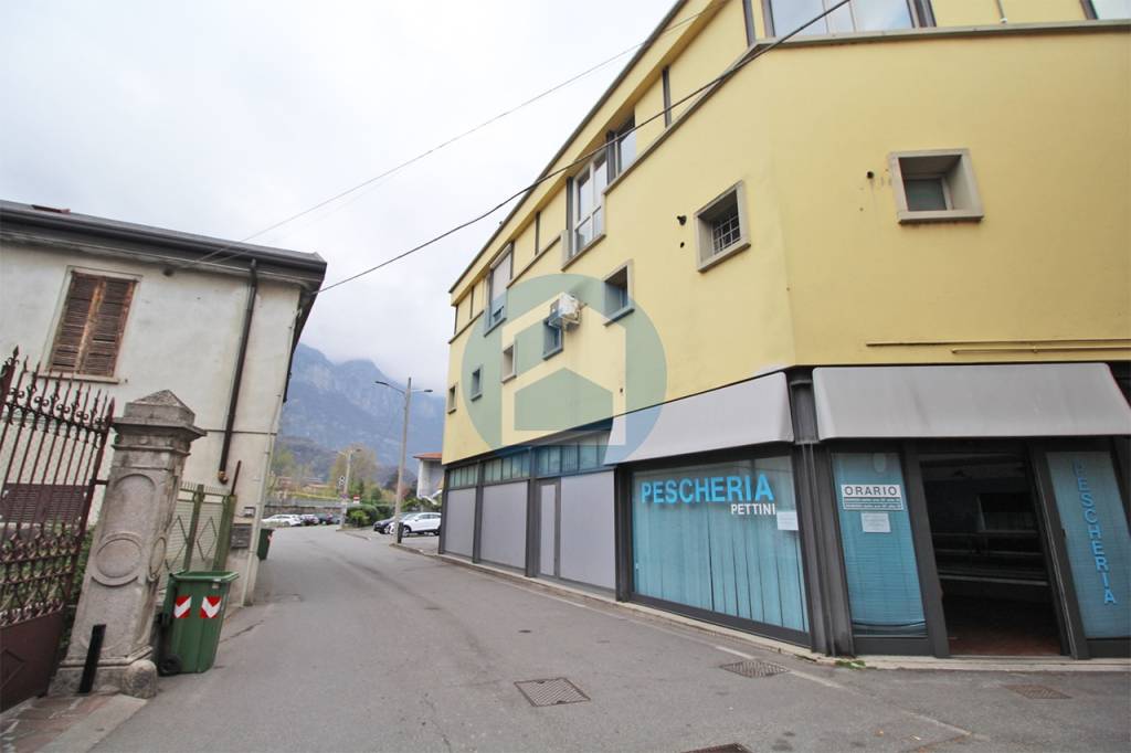 Negozio in vendita a Darfo Boario Terme via Albera, 47