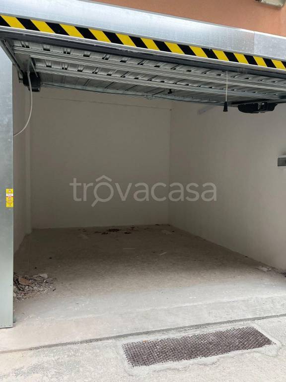Garage in vendita a Genova via Domenico Oliva